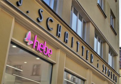 Odtworzony w 1998 roku szyld domu handlowego  ?I. Schaitter i Sp&oacute;łka? na elewacji kamienicy przy ul. Grunwaldzkiej 6. Fot. Ludmiła Łapka Biuro Architekta Miasta